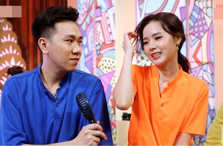 Hết thả thính trên truyền hình, nam diễn viên sinh năm 1987 còn thả thính nữ diễn viên xinh đẹp trên Facebook. Anh Đức viết: “Ai làm gì em méc anh nha". Và khi Midu hỏi lại: “Em méc anh rồi có được gì không nè” thì Anh Đức đáp liền: “Được chứ sao không".