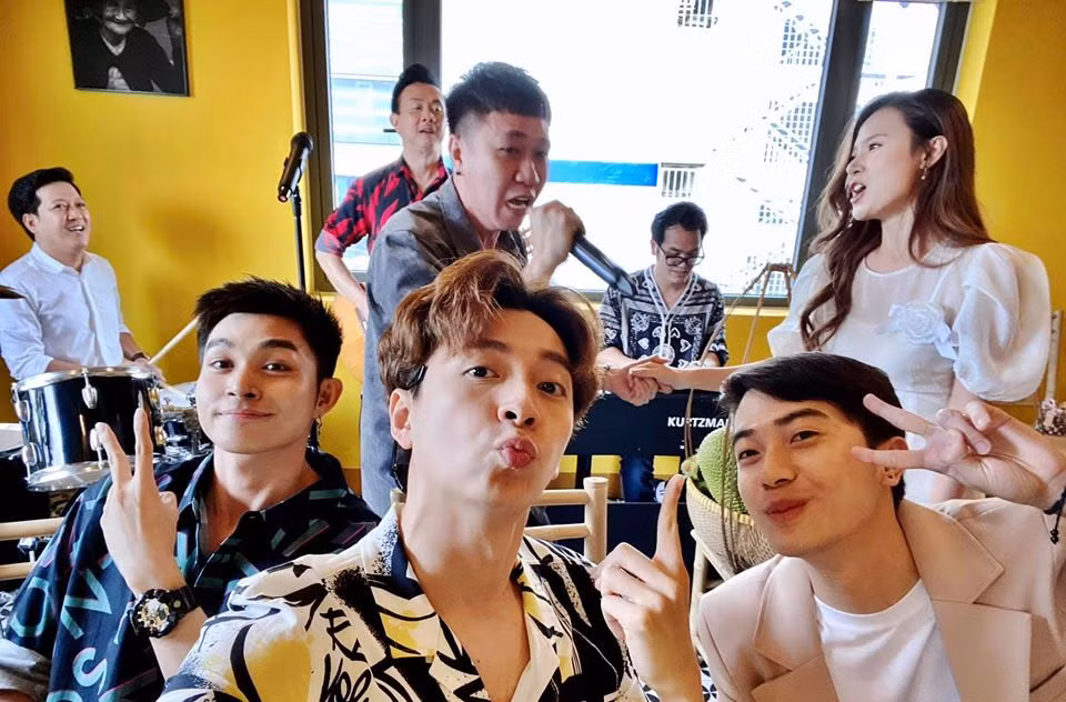 Mới đây nhất trong chương trình "Từ lạ thành thương", tham dự với vai trò khách mời, nam diễn viên Anh Đức không ngần ngại nắm tay, thả thính với Midu bằng những lời rất “lộ liễu”.