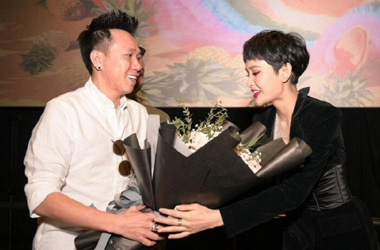 Trong buổi ra mắt MV mới của nữ ca sĩ, Anh Đức cũng mang hoa đến tận nơi để tặng Hiền Hồ. Trong mắt nữ ca sĩ, Anh Đức là một người dễ thương, ga lăng, hiền nhưng cô chỉ coi anh như một người bạn tốt.