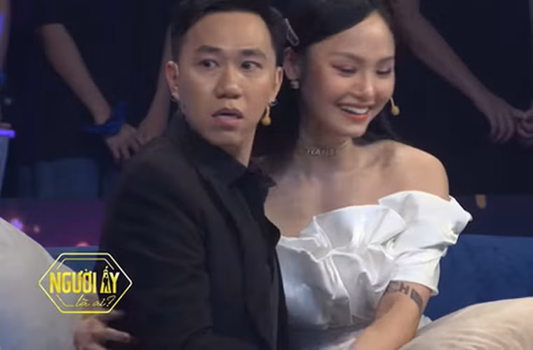  Trấn Thành còn có ý định “mai mối” Anh Đức với cả nữ ca sĩ Miu Lê khi hai người tham gia chương trình Người ấy là ai. Nhưng với câu trả lời của nữ ca sĩ: “"Em chọn Anh Đức, em giỡn á!", Anh Đức lại một lần nữa ế chỏng chơ.