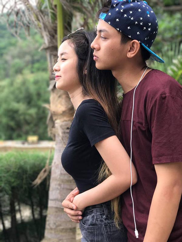 Tình cảm khăng khít của hai người khiến người hâm mộ Hoài Lâm bớt gay gắt và gia đình Bảo Ngọc cũng không còn khắt khe như trước.