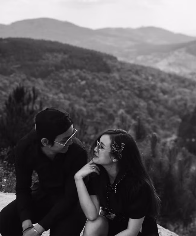 Theo chia sẻ của cháu nội danh hài Bảo Quốc, cô luôn hỗ trợ chồng hết mình, tất cả chỉ vì muốn Hoài Lâm được thảnh thơi, dồn sức cho ca hát. “Từng show diễn của ba, mẹ là người chọn bài, gửi nhạc, chỉnh nhạc, makeup cho ba, lo quần áo, lo ăn uống, lo cả tâm lý của ba trước đêm diễn…”.