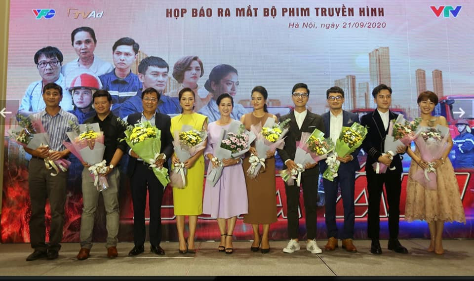 "Lửa ấm" bắt kịp thời sự, khai thác đề tài mới về ngành y và cứu hỏa cũng rất được khán giả quan tâm.