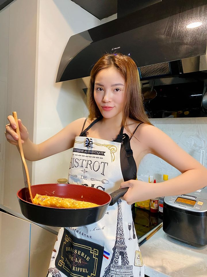 Kỳ Duyên trổ tài nấu ăn tại nhà trong thời gian nghỉ dịch COVID-19.