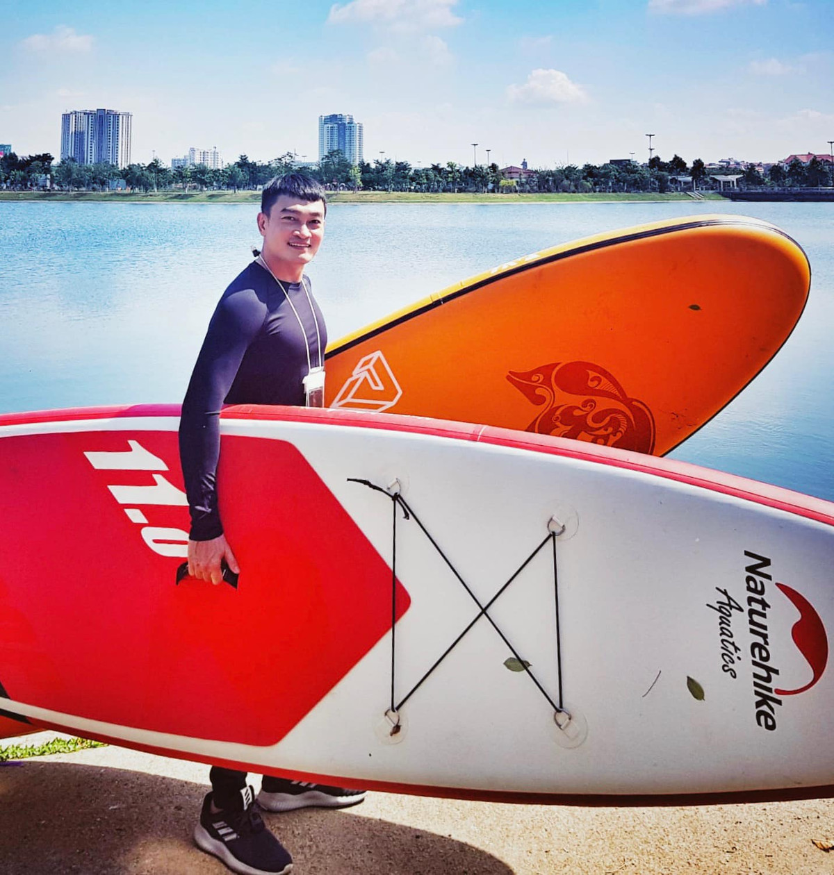 Chia sẻ trên Zing khi được hỏi về kế hoạch sinh con, nam diễn viên 7X cho hay sẽ thuận theo tự nhiên. Ba mẹ anh cũng không giục chuyện sinh em bé. Cả nam diễn viên và vợ đều suy nghĩ nhẹ nhàng về chuyện này.