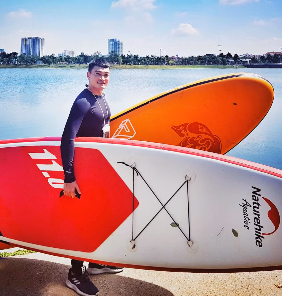 Chia sẻ trên Zing khi được hỏi về kế hoạch sinh con, nam diễn viên 7X cho hay sẽ thuận theo tự nhiên. Ba mẹ anh cũng không giục chuyện sinh em bé. Cả nam diễn viên và vợ đều suy nghĩ nhẹ nhàng về chuyện này.