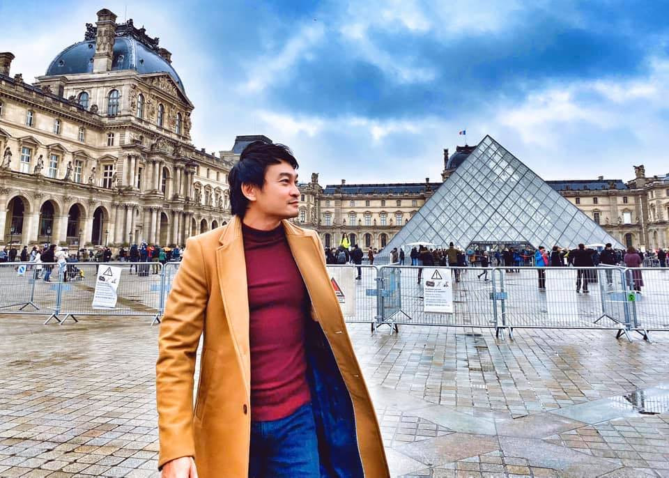 Trong những lần hiếm hoi chia sẻ với báo chí về cuộc hôn nhân của mình, nam diễn viên sinh năm 1974 tiết lộ, dù đã kết hôn nhưng vợ chồng anh vẫn lựa chọn cuộc sống mỗi người một nơi, nam diễn viên ở Việt Nam còn vợ ở Mỹ.