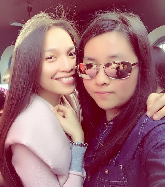 Hiền Thục trẻ tới nỗi, đứng cạnh con, trông cô chỉ như chị của con gái.