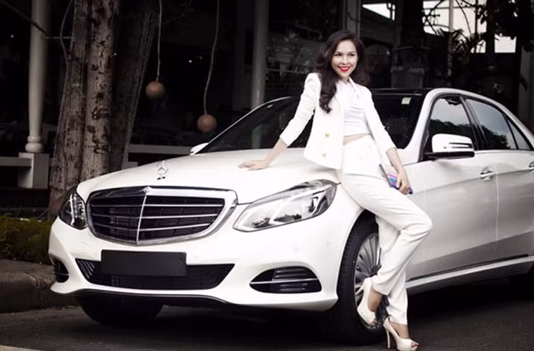 Năm 2014, nữ ca sĩ bỏ ra gần 2 tỷ để sở hữu chiếc Mercedes-Benz GLK 300.