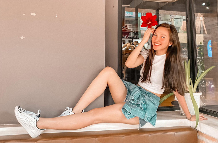 Ngoài ra, Hiền Thục còn rất biết cách ăn mặc nên trông cô không khác gì thiếu nữ 18.