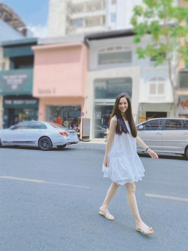 Vẻ đẹp kiểu mong manh của Hiền Thục luôn khiến cô quyến rũ trong mắt người đối diện.