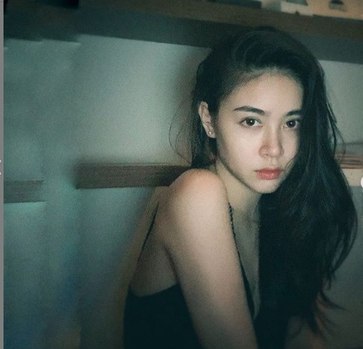 Cô nàng sở hữu phong cách thời trang phóng khoáng.