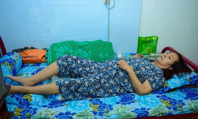 Nghệ sĩ Hoàng Lan bị thoát vị đĩa đệm, viêm đa khớp, giãn tĩnh mạch cho đến nhồi máu não, tăng nhãn áp cấp khiến mắt của bà bị mất hẳn thị lực.