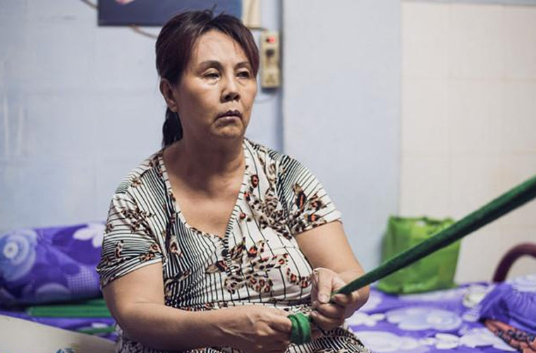 Hoàng Loan xuất thân trong một gia đình nghèo cha mất sớm, mẹ cũng ra đi khi Hoàng Lan 29 tuổi, để lại cho nữ nghệ sĩ 9 người em thơ. Từ trẻ nữ nghệ sĩ đã phải bươn chải nuôi các em.