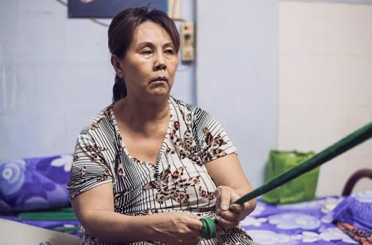 Hoàng Loan xuất thân trong một gia đình nghèo cha mất sớm, mẹ cũng ra đi khi Hoàng Lan 29 tuổi, để lại cho nữ nghệ sĩ 9 người em thơ. Từ trẻ nữ nghệ sĩ đã phải bươn chải nuôi các em.