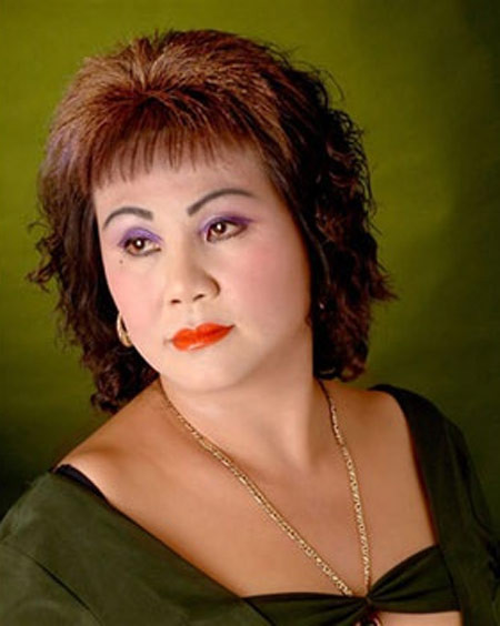 Nghệ sĩ Hoàng Lan sinh năm 1959 ở miền Tây. Bà trở thành diễn viên đoàn kịch nói Cửu Long Giang khi mới 17 tuổi. Hoàng Lan ghi dấu ấn với khán giả khi tham gia chương trình Trong nhà ngoài phố đầu những năm 1990 và các bộ phim như: Cô thư ký xinh đẹp (2000), Cổng mặt trời (2010)...