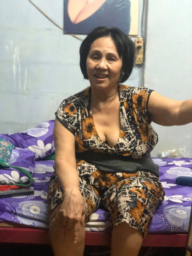 Chia sẻ về tình trạng sức khỏe của mình, nghệ sĩ Hoàng Lan cho biết: “Bây giờ tôi yếu lắm. Khoảng một tháng hơn thì tôi đi khám một lần. Bác sĩ nói tôi về uống thuốc để chống chọi với cơn bệnh. Tôi bị rối loạn với ảnh hưởng của hậu tai biến, bệnh này khó trị lắm. Còn bệnh Parkinson khiến người lắc lư thì tôi mới bị gần đây. Tối tôi ngủ không được, người không nhức đau nhưng bị tê, cảm giác khó chịu lắm”.