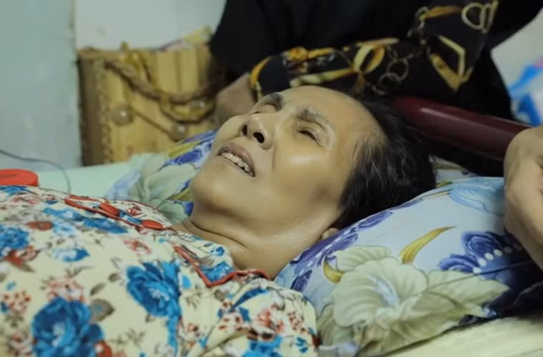 Năm 2020 sau khi xin vào Viện dưỡng lão nghệ sĩ bất thành, bệnh của bà đã nặng lại còn nặng hơn. Một người thân cho biết, nữ nghệ sĩ phải nhập viện 115 và ở phần mông, lưng bị hoại tử nghiêm trọng, khiến toàn thân đau nhức.