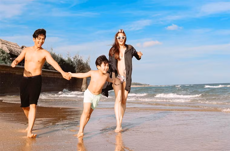 Khánh Thi - Phan Hiển sinh con trai Kubi năm 2015 và con gái Anna vào năm 2018. Gia đình hạnh phúc của Khánh Thi khiến nhiều người phải ngưỡng mộ.