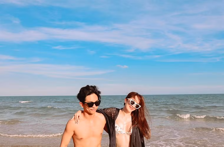 Khuôn mặt tươi tắn cùng thân hình gọn gàng, săn chắc khiến Khánh Thi được khen trẻ hơn so với tuổi.