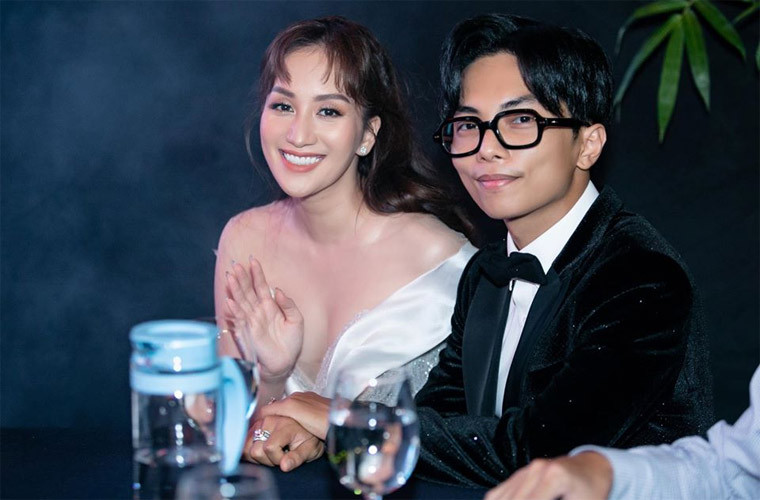 Hơn chồng 12 tuổi nhưng càng ngày Khánh Thi càng trẻ ra và không còn khoảng cách tuổi tác với Phan Hiển nữa.