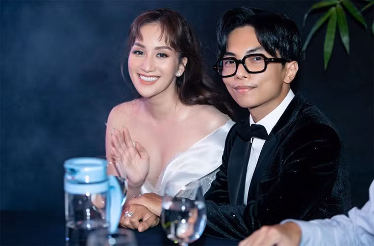 Hơn chồng 12 tuổi nhưng càng ngày Khánh Thi càng trẻ ra và không còn khoảng cách tuổi tác với Phan Hiển nữa.