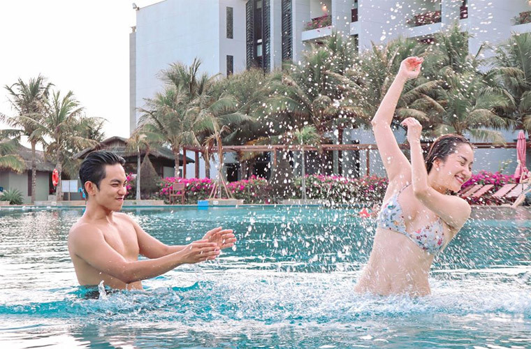 Mới đây, fan của Khánh Thi phải trầm trồ khi thấy cô mặc bikini đi nghỉ mát với chồng và Kubi.