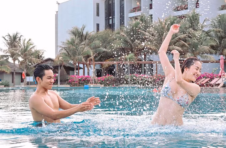 Mới đây, fan của Khánh Thi phải trầm trồ khi thấy cô mặc bikini đi nghỉ mát với chồng và Kubi.