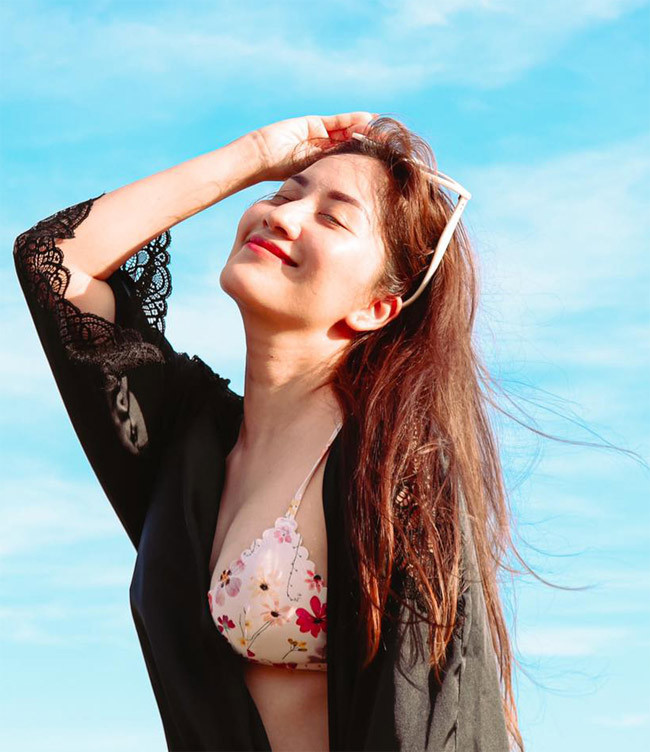 Khánh Thi học múa từ năm lên 7 tuổi. Bố mẹ cô là nghệ sĩ của Đoàn Nghệ thuật Tổng cục Chính trị. Ngoài dancesport Khánh Thi từng thử sức mình trong lĩnh vực ca hát. Hiện cô mở một trung tâm đào tạo dancesport ở TP.HCM