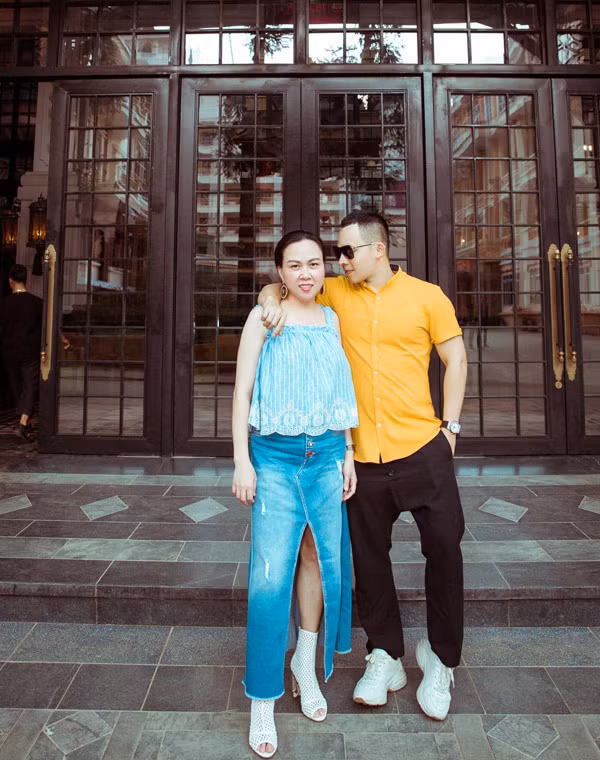 Trong giới giải trí, Phượng Chanel rất thân thiết với ông bầu Vũ Khắc Tiệp, người mẫu Xuân Lan, ca sĩ Thanh Lam, Đàm Vĩnh Hưng, Ngọc Trinh.