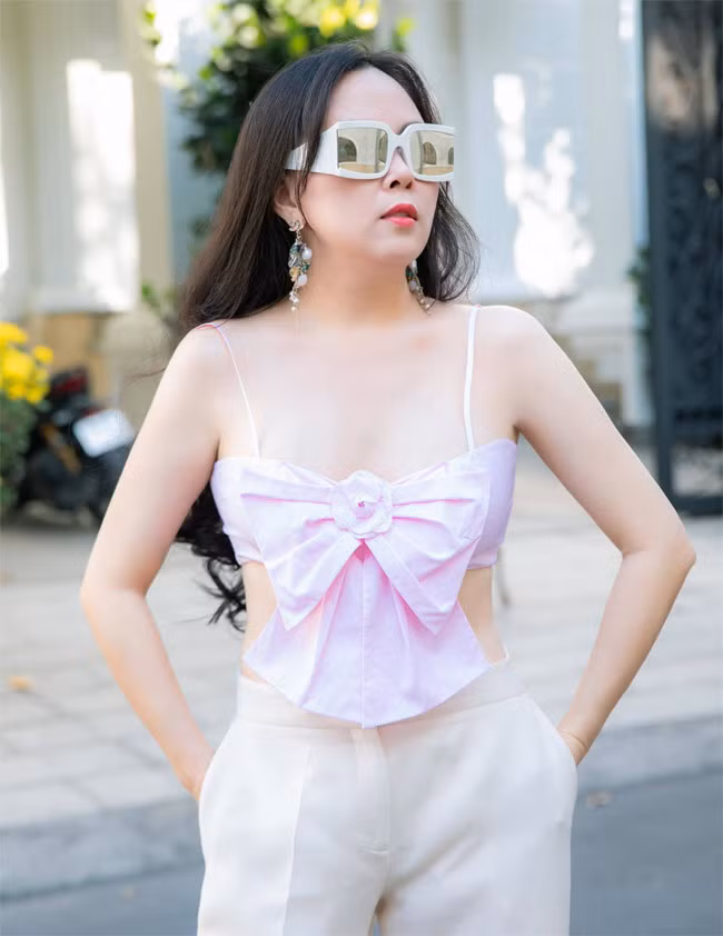 Mặc dù đã 43 tuổi và là mẹ của hai cô con gái lớn nhưng Phượng Chanel vẫn giữ được thân hình thon thả nhờ chăm chỉ tập luyện hàng ngày.