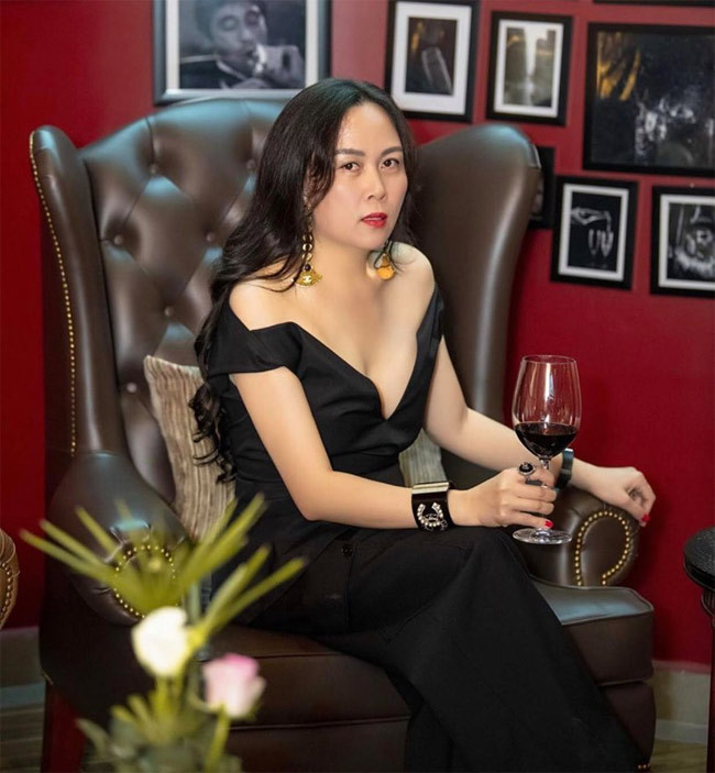 Phượng Chanel khởi nghiệp bằng nghề kinh doanh bất động sản, resort và là người gây dựng nên Tập đoàn Bất động sản và resort Linh Phượng.