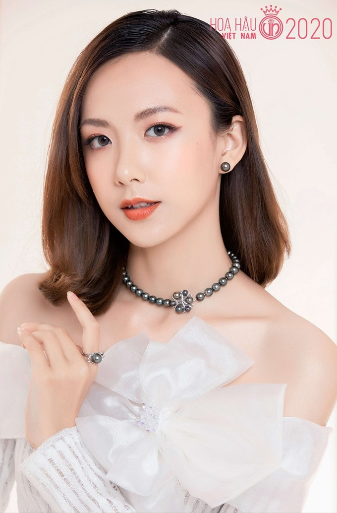 Vũ Mỹ Ngân nổi bật giữa dàn thí sinh Hoa hậu Việt Nam nhờ chiều cao "khủng" nhất - 1,81 m. Chiều cao lẫn nhan sắc xinh đẹp là lợi thế giúp nữ sinh Học viện Tài chính tự tin khi chinh chiến nhan sắc.