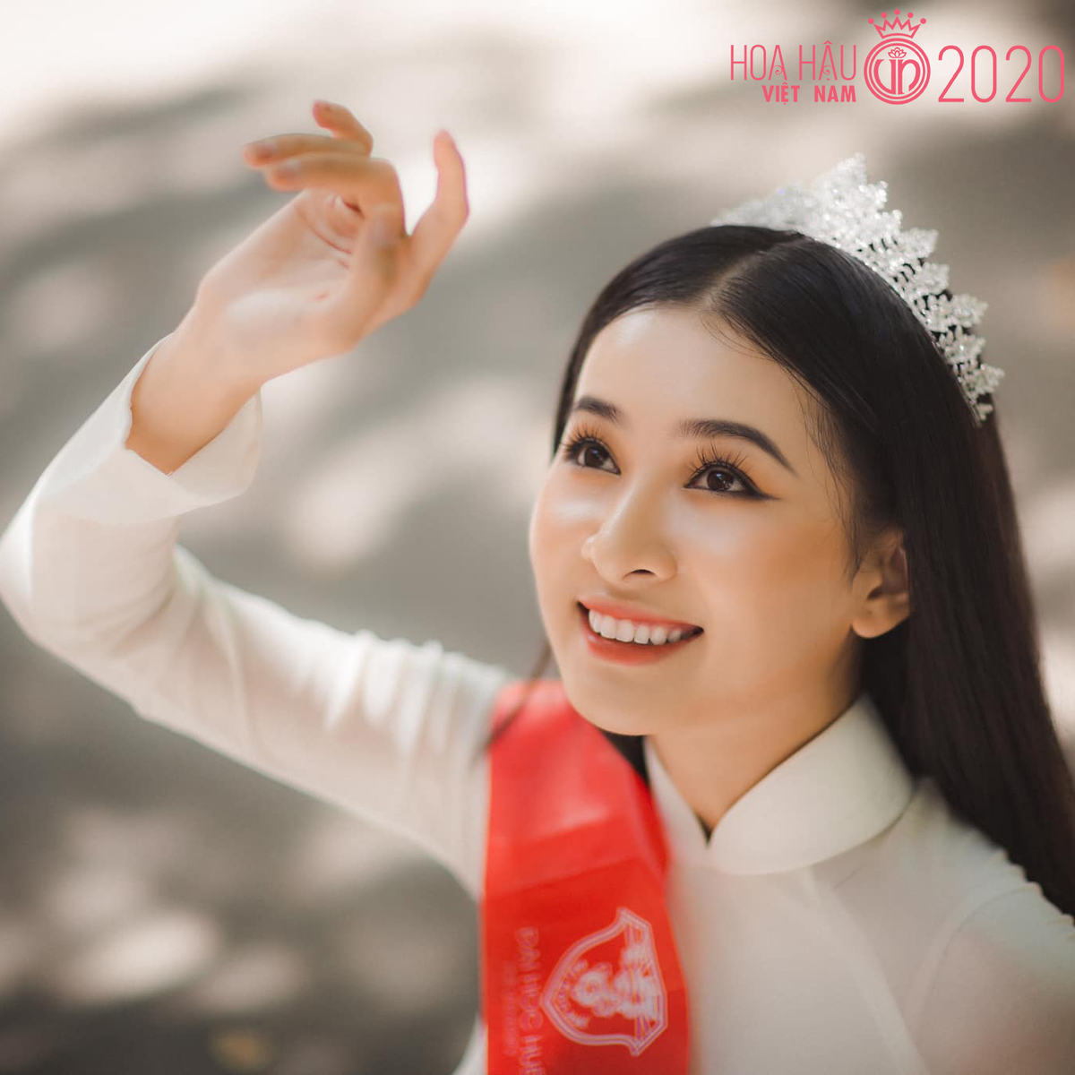 Võ Thị Ý Nhi là Hoa khôi Sinh viên Đại học Huế 2020. Người đẹp sinh năm 1999 có thành tích học tập "khủng" và năng khiếu bơi lội, hùng biện...