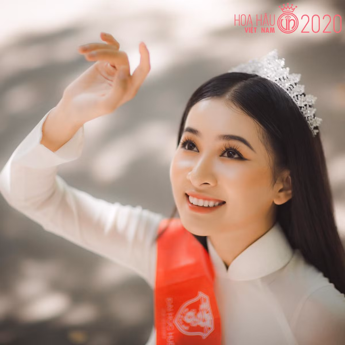 Võ Thị Ý Nhi là Hoa khôi Sinh viên Đại học Huế 2020. Người đẹp sinh năm 1999 có thành tích học tập "khủng" và năng khiếu bơi lội, hùng biện...