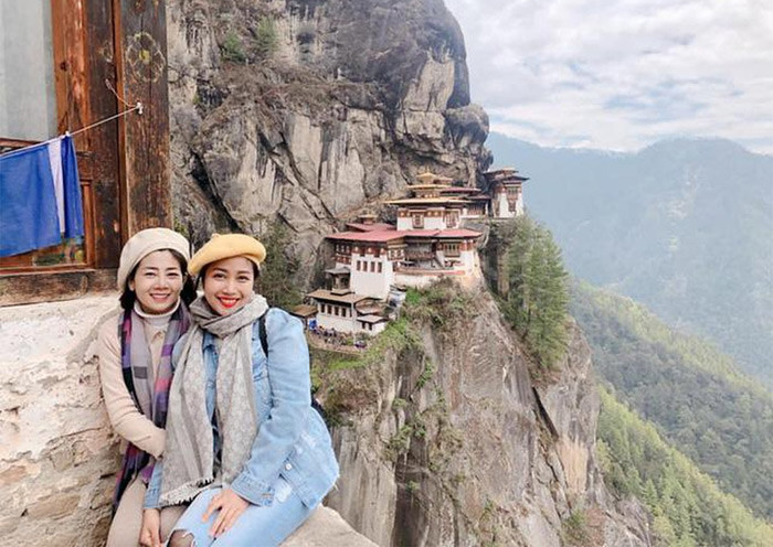 Mặc dù một nách 3 con nhỏ, nhưng Ốc Thanh Vân vẫn cố gắng sắp xếp, nhờ chồng trông con để đưa bạn đi Bhutan cầu bình an, sức khỏe.