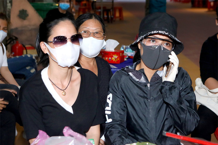 Ốc Thanh Vân cùng một số bạn bè cùng chung tay với gia đình lo hậu sự cho Mai Phương khi nữ diễn viên qua đời ở tuổi 35.