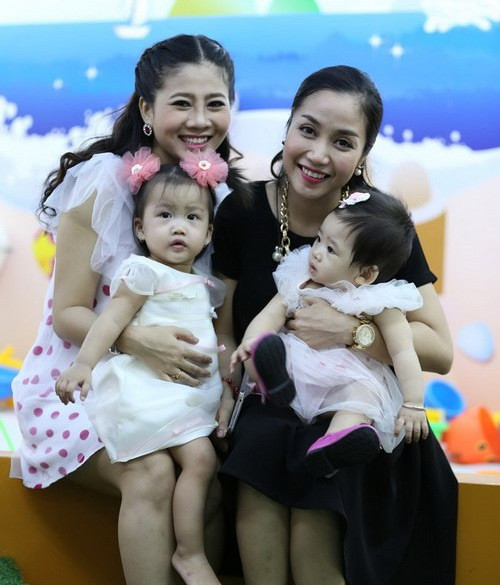 Trước đó, trong lần sinh nhật tròn 1 tuổi của bé Lavie, Ốc Thanh Vân còn nhận làm mẹ nuôi của bé.