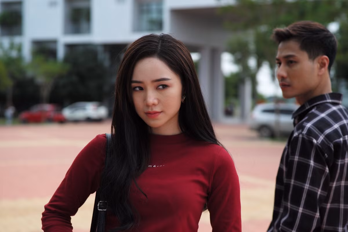 Vai cô học trò Ngọc trong "Đừng bắt em phải quên" giúp Quỳnh Kool và "thầy giáo" Thanh Sơn tạo sức hút lớn từ trong phim cho đến ngoài đời. Nữ diễn viên nhận được nhiều lời khen về diễn xuất tự nhiên, đầy xúc cảm cùng với ngoại hình nổi bật.