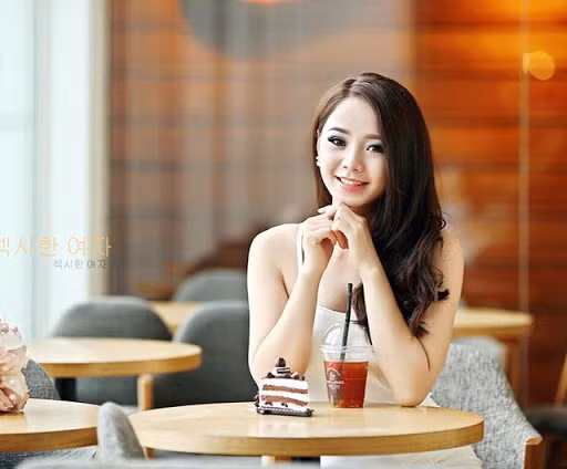 Trước khi "lấn sân" sang phim truyền hình, Quỳnh Kool từng được biết đến là một hot girl có ngoại hình xinh xắn của nhóm hài Kem Xôi và Loa Phường, chuyên đóng những clip ngắn đăng tải lên Youtube.