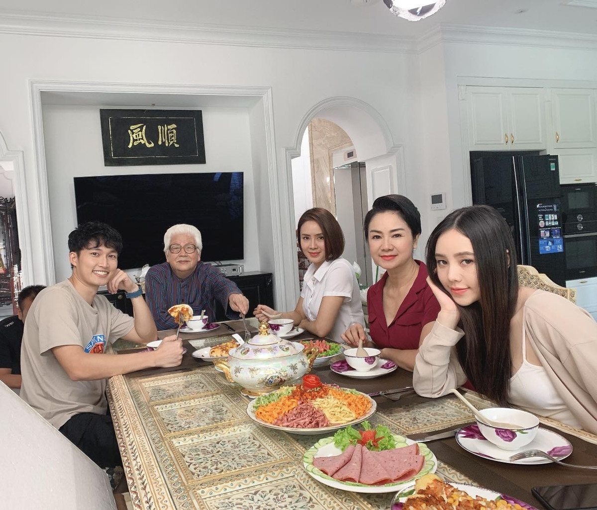 Quỳnh Kool hiện tham gia vào bộ phim "Hướng dương ngược nắng" trong vai tiểu thư sang chảnh Cao Minh Ngọc và thu hút nhiều sự chú ý.