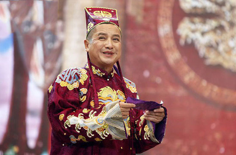 “1+1 có thể bằng 9, còn tùy vào ý chí của người chấm thi", “Thủ khoa không tự nhiên sinh ra, không tự nhiên mất đi. Nó chỉ chuyển hóa từ đứa này sang đứa khác”, “Chuột chạy cùng sào mới vào sư phạm” - là những câu nói gây ấn tượng của Táo Giáo dục trong Táo quân 2019.