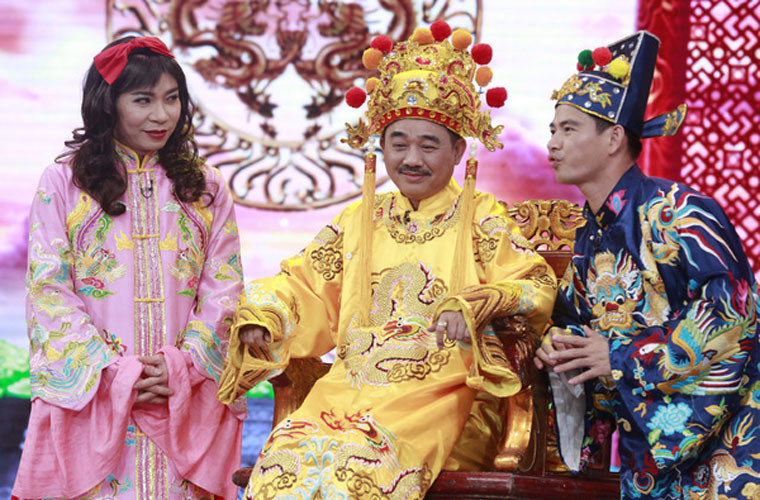 Khi đề cập với văn hóa và vấn nạn giao thông, "Cô Đẩu" ví von cách tham gia giao thông của một số người trong chương trình Táo quân 2017: "Tham gia giao thông như kiểu điền vào chỗ trống. Thấy chỗ nào hở thì mình điền vào thôi".