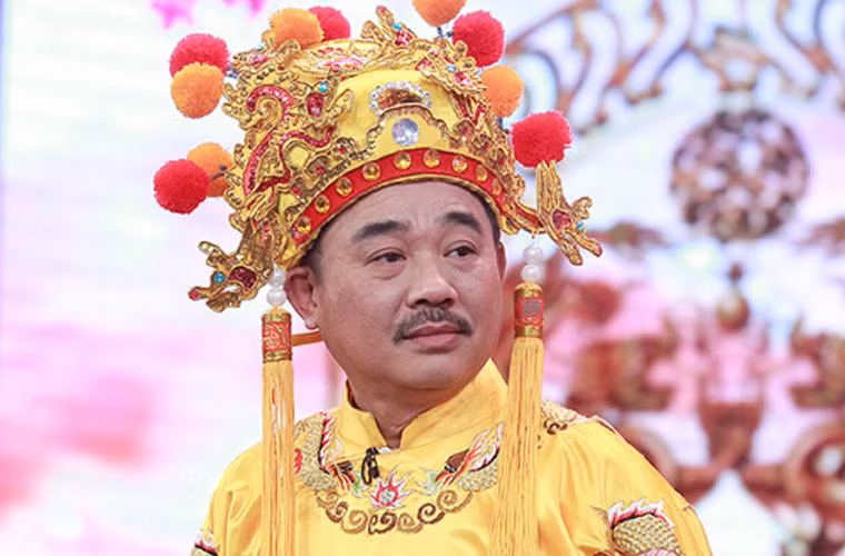 Trong chương trình Táo quân 2017, Ngọc Hoàng (Quốc Khánh) có nói tới vấn đề quan chức lãnh đạo bổ nhiệm người nhà vào vị trí quan trọng: "Thứ nhất hậu duệ, thứ nhì quan hệ, thứ ba tiền tệ, thứ tư trí tuệ".