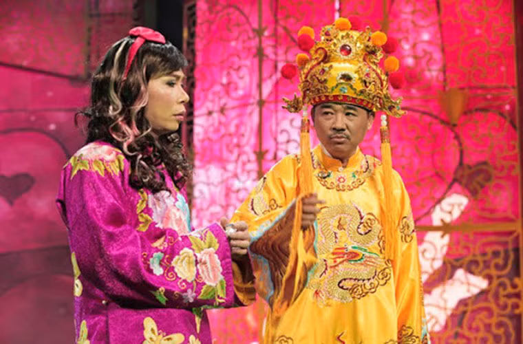 “Mặt tiền trông chẳng ra gì, bên trong nội thất tiện nghi bất ngờ” - câu nói dí dỏm của Cô Đẩu (Công Lý) trong Táo quân 2017 khiến khán giả thích thú.