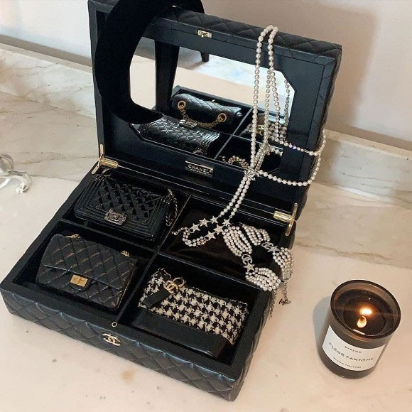 Set túi 4 chiếc là sản phẩm đình đám của Chanel suốt từ tháng 1/2020 tới nay. Giá của set túi này lên tới 27.000 USD (hơn 600 triệu đồng).