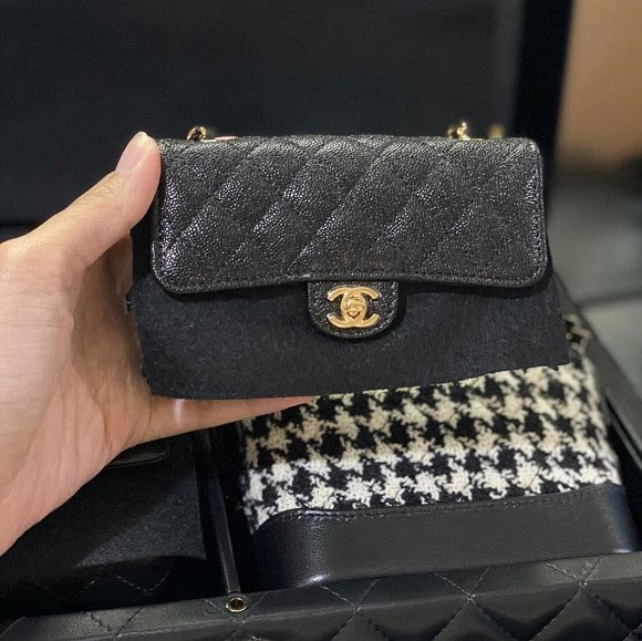 Set túi Chanel mini này gồm một chiếc Boy Bag, một chiếc Classic Bag, một chiếc Gabrielle Bag và một chiếc Reissue 2.55 Bag.