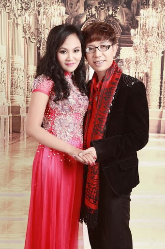 Hơn 20 năm chung sống, Long Nhật và bà xã phải đối mặt với nhiều thị phi xung quanh ồn ào giới tính của anh. Thậm chí, giọng ca "Tóc em đuôi gà" tiết lộ, từng xin phép vợ để tạo scandal đồng tính và được vợ đồng ý.