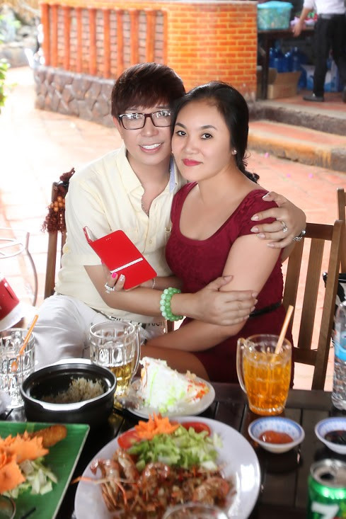 Long Nhật nhiều lần khen vợ luôn chăm lo cho chồng con chu đáo. Dù nam ca sĩ hay đi biền biệt, vợ của anh cũng không một lần chất vấn, than trách.