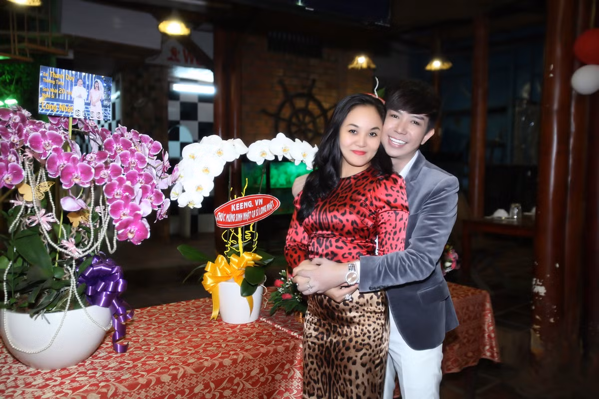 Long Nhật khẳng định anh may mắn khi lấy được người vợ hiểu, cảm thông và chia sẻ với công việc của một người nghệ sĩ. Ảnh: NVCC.